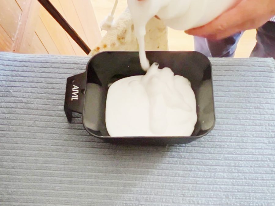 カラー剤にアミネージュを混ぜているところ